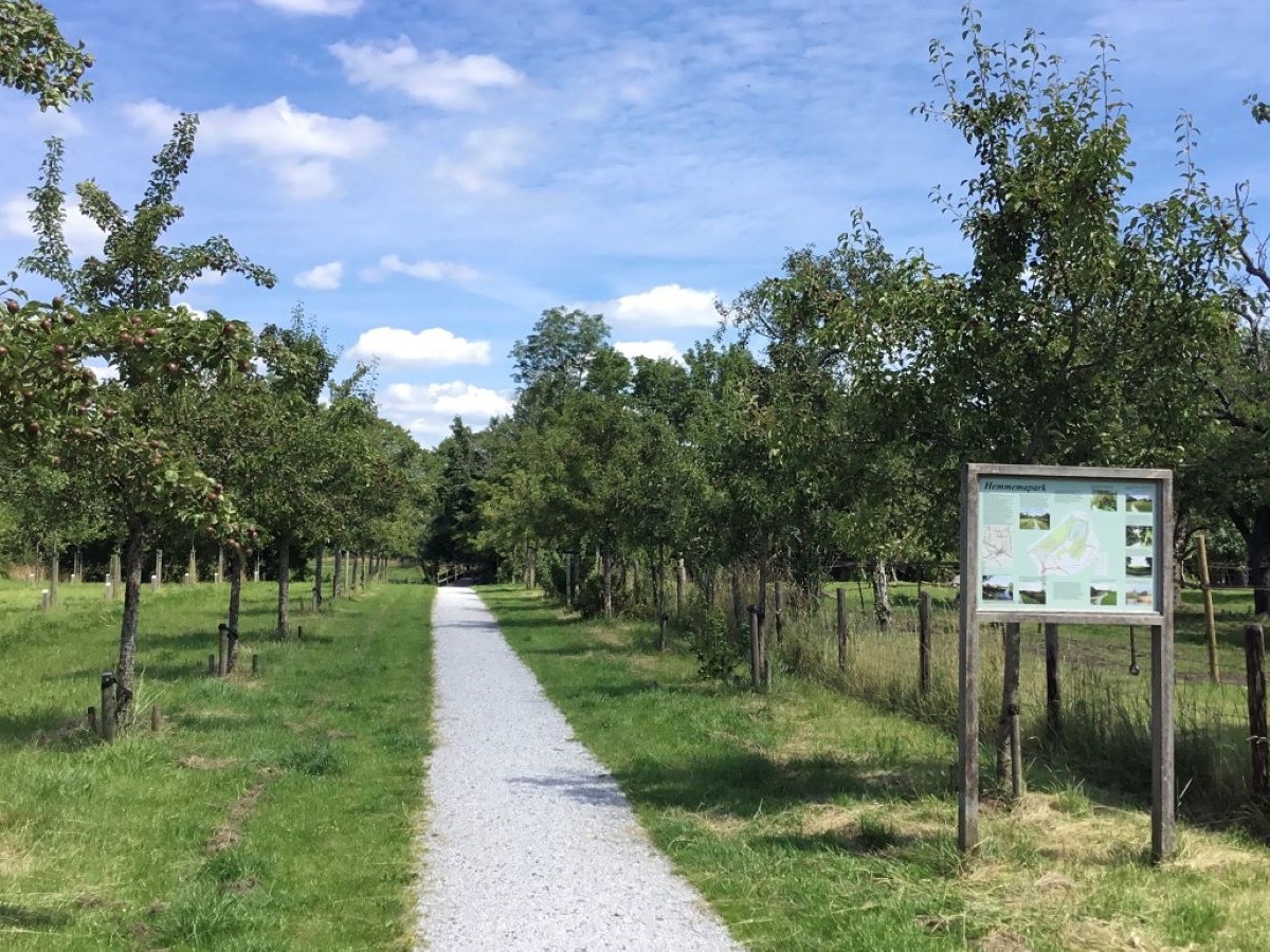 informatiebord met oprijlaan